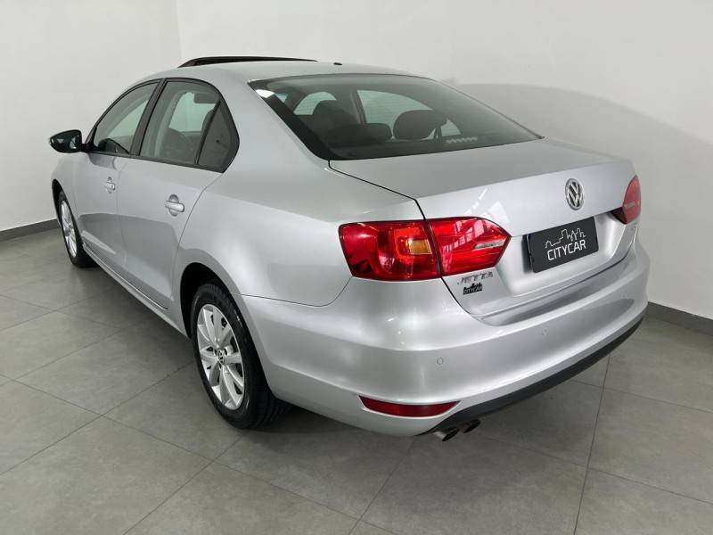 VOLKSWAGEN - JETTA - 2011/2012 - Prata - R$ 61.900,00