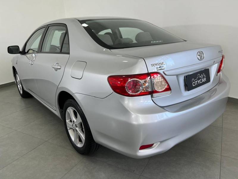 TOYOTA - COROLLA - 2011/2012 - Prata - R$ 65.900,00