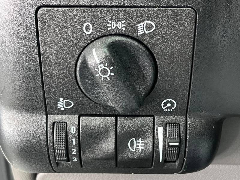 CHEVROLET - ZAFIRA - 2004/2005 - Branca - R$ 32.900,00